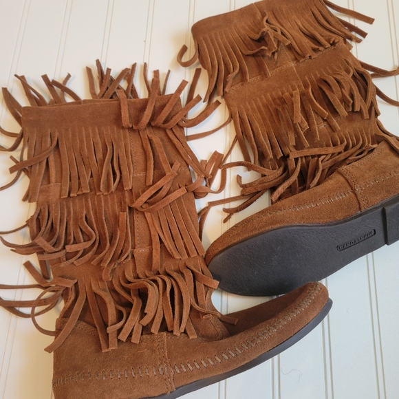 Minnetonka Suede Camel color Fringe Boots Women's 7 - Picture 2 of 7